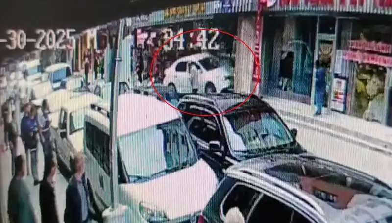 Alkollü Sürücü Feci Kaza Yapan Mağazaya Daldı, Çocuklar Hayata Tutundu!