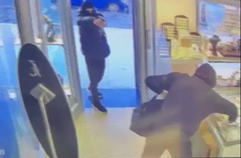 Ümraniye'de Maskeli Soyguncuların Nefes Kesen Girişimi: Silahlı Tehdit