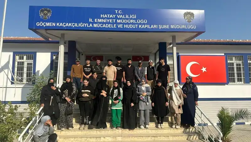 Minibüste Saklanan 24 Göçmen Türkiye'de Gözaltına Alındı