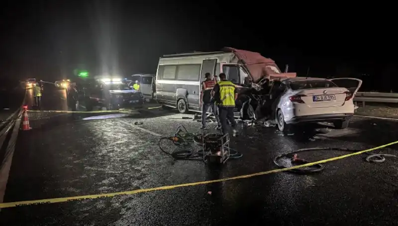 Ters Yönde Giden Minibüs Yangın Çıkardı: 1 Ölü, 1 Yaralı