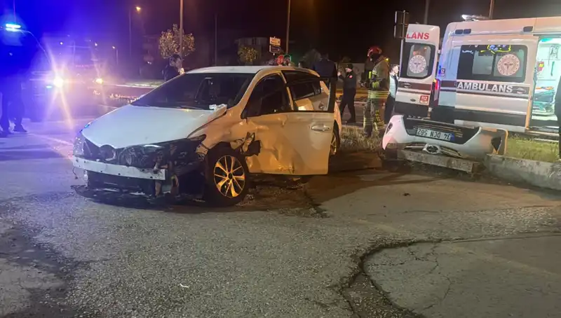 Pikap ve Otomobil Çarpıştı: Kaza Anı ve Sonrası Şok Edici Görüntüler
