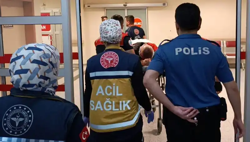 Kaza Katan Polis Araçları: İki Yaralı ve Gözler Yolda