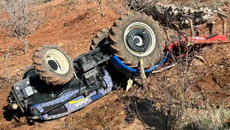 Siirt'te Devrilen Traktör Feci Bir Kazaya Neden Oldu