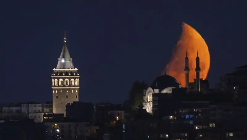 İstanbul'da Gökyüzünü Süsleyen Yarım Ay: Neden Bu Kadar Büyüleyici?