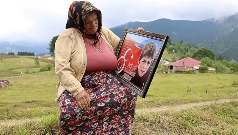 DEM Parti, Eren Bülbül'ün Annelerini Unutmadı: Bayram Kutlaması Duygusal Anlamlar Taşıdı