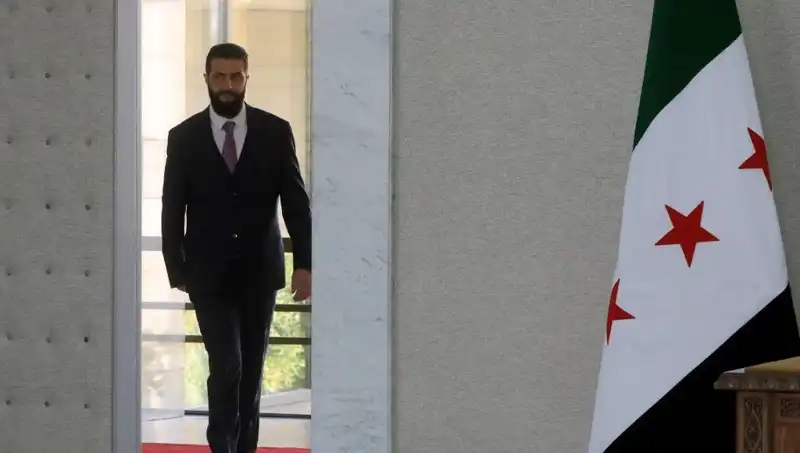 Paris’te Şara-Macron Zirvesi: Fransa Yeni Suriye'nin İnşası İçin Destek Verecek