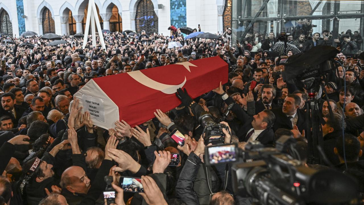 Ünlü şarkıcı Ferdi Tayfur son yolculuğuna uğurlandı