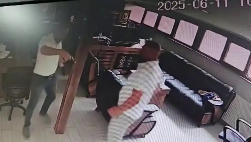 Alacak Verecek Kavgasında Korkunç Cinayet: Kalfa, Patronunu Öldürdü