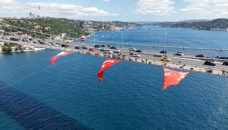 Türk Bayrağı, İkonik Köprünün Üzerinde Dalgalarca Dalgalandı