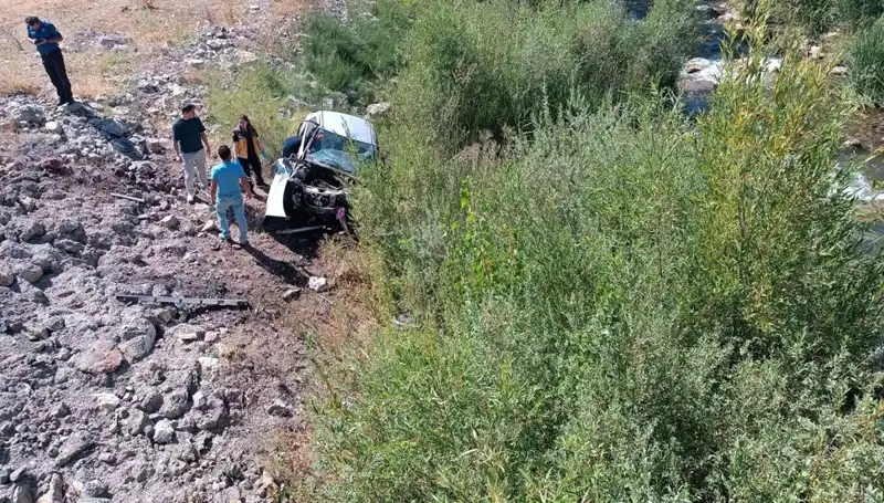 Sivas'ta Otomobil Dere Yatağına Uçtu: İki Can Hayatı Kaybetti