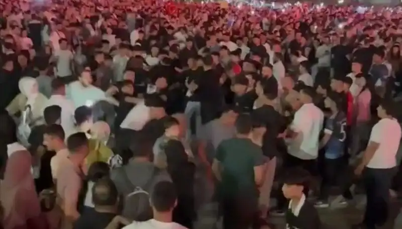 Konserde Bıçaklı Kavga: Üç Kişi Yaralandı, Seyirciler Şokta