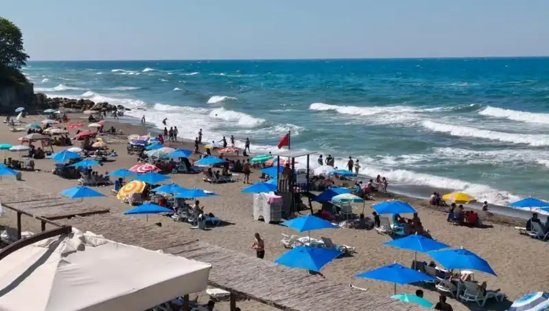 Akçakoca'da Deniz Yasağı: Tatilcileri Bekleyen Belirsizlik