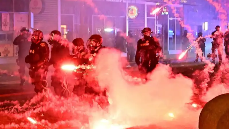 Los Angeles'taki Protestolar Ülke Geneline Yayılıyor: İsyanın Nedenleri ve Sonuçları