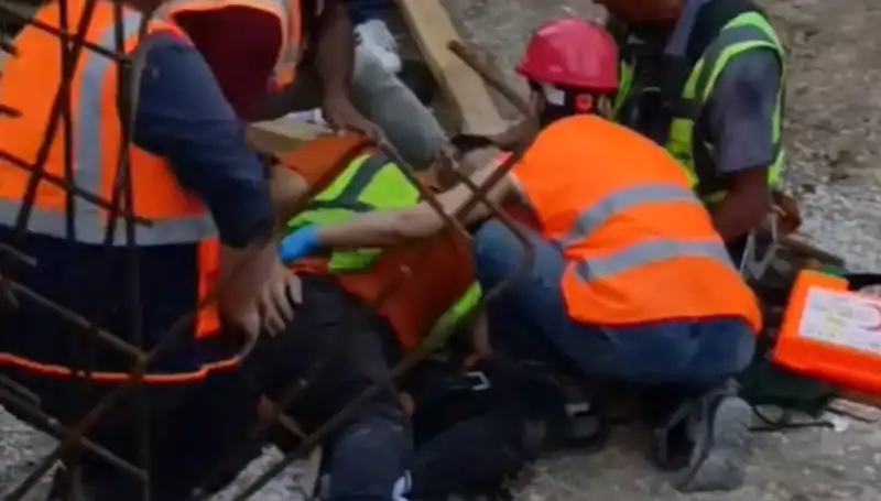 Adana'da İnşaat Kazası: İki İşçi Yaralandı, Olayın Detayları Şaşırtıyor