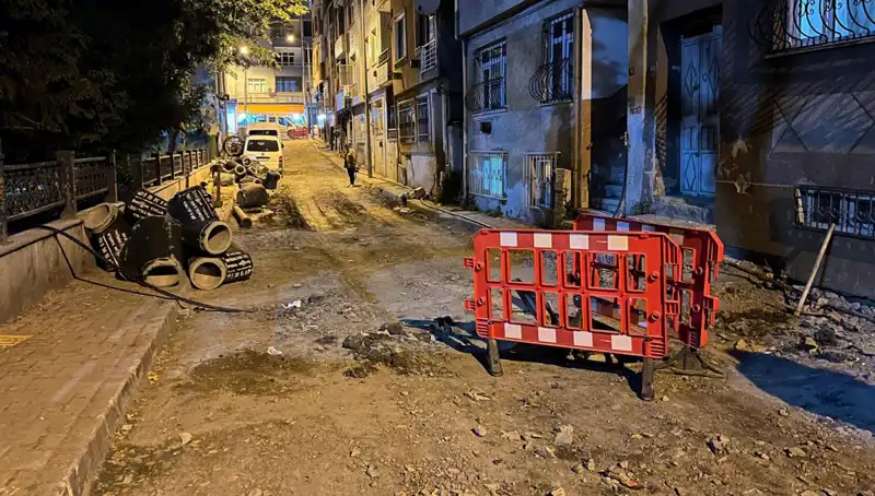 Bayrampaşa'da Altyapı Çalışmaları Sonrası İki Rögar Kapağı Patladı