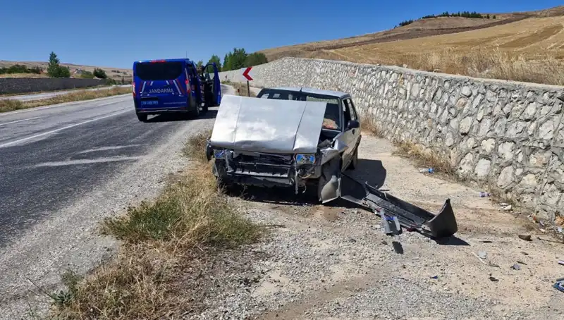 Kontrolden Çıkan Araç Duvara Çarparak Dehşet Saçtı: İki Yaralı