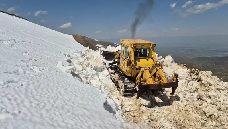 Nisan Ayında 2 Metreyi Aşan Kar, Yol Açma Çalışmaları Başlatıldı!