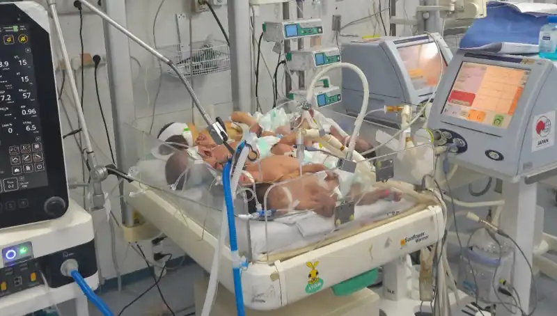 Gazzeli Doktorlar Çaresiz: Kuvözlerde Yer Kalmadı, İkizler Sıkışık Şartlarda Doğuyor