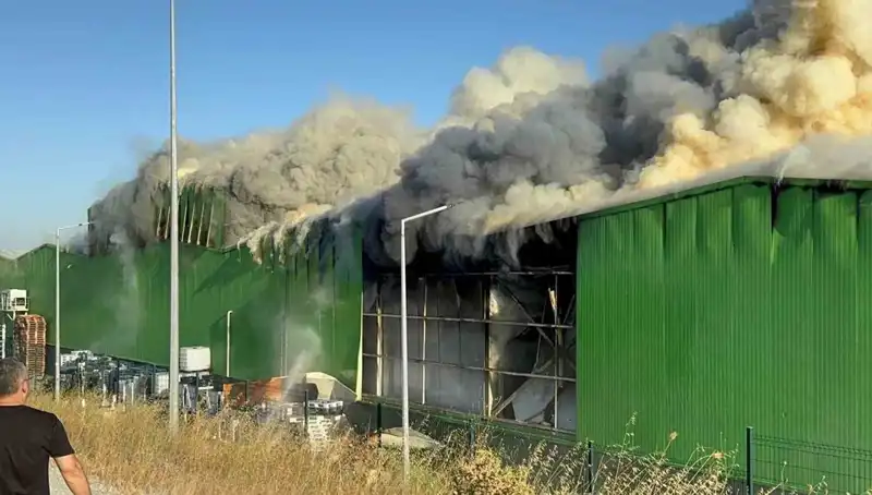 Balıkesir’deki Fabrika Yangınında İki İşçi Hayatını Kaybetti, Bir Kişi Tutuklandı