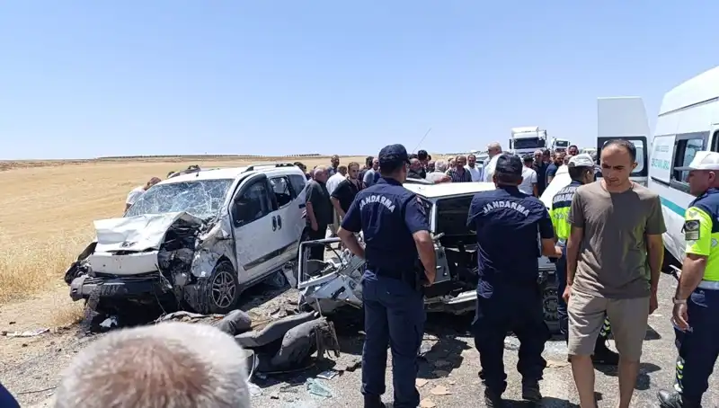 Ticari Araçla Otomobil Çarpıştı: 4 Kişi Hayatını Kaybetti, 1 Yaralı