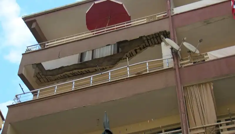 Güngören'de Balkondan Gelen Korkunç Çöküş: Can Pazarı Yaşandı!