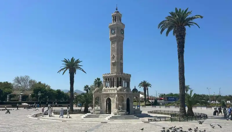 İzmir'de Termometreler Yükseliyor: Sıcak Hava Bunalttı, Meydanlar Boş Kaldı
