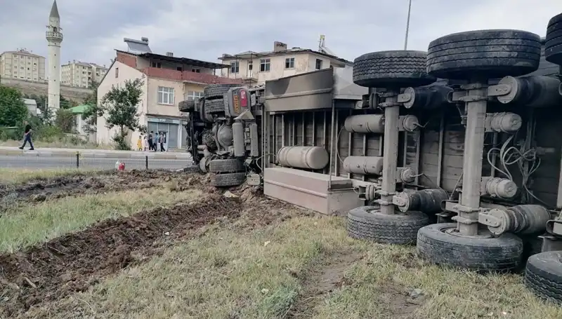 Erzurum’da Freni Boşalan TIR Kaza Yaptı: Olayın Detayları Korkutucu!