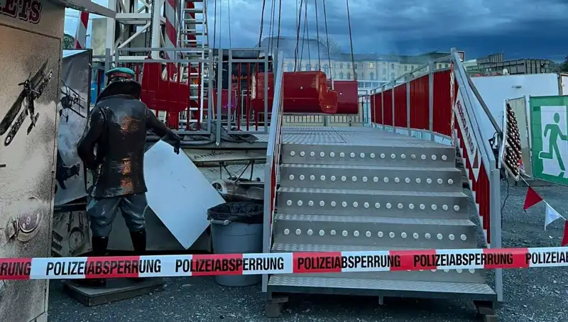 Dönen Salıncak İle Reklam Direği Arasında Korkutan Kaza