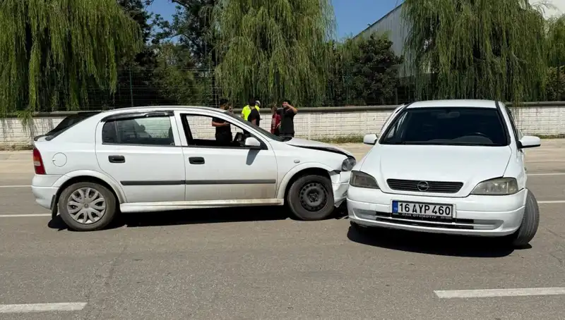 İki Otomobil Çarpıştı: Kazada İki Kişi Yaralandı, Olay Yerinde Neler Oldu?
